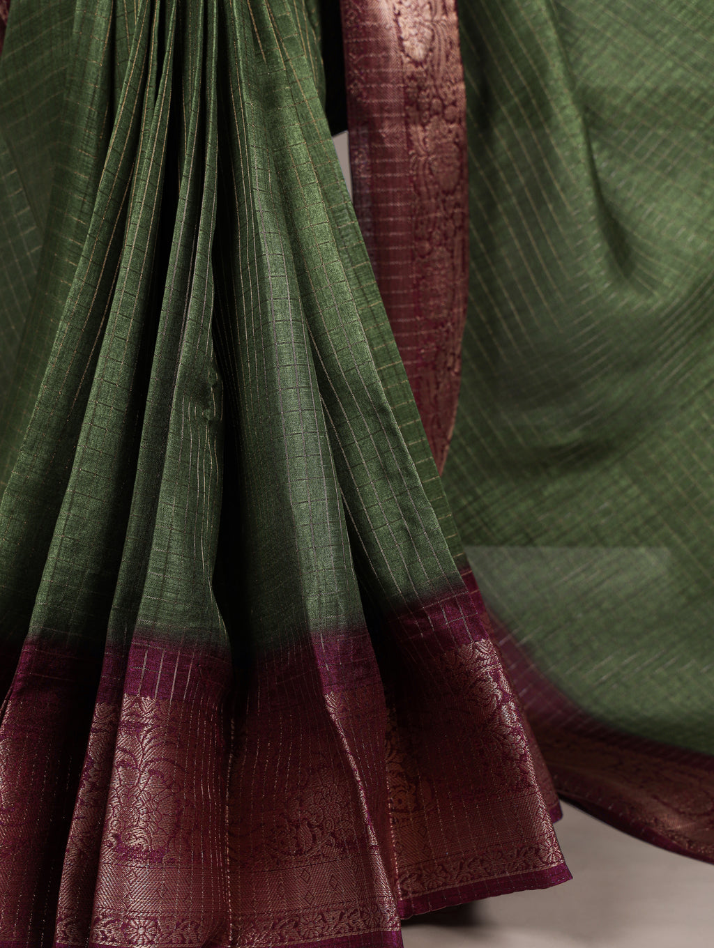 Dola Chex Zari Weaving Saree