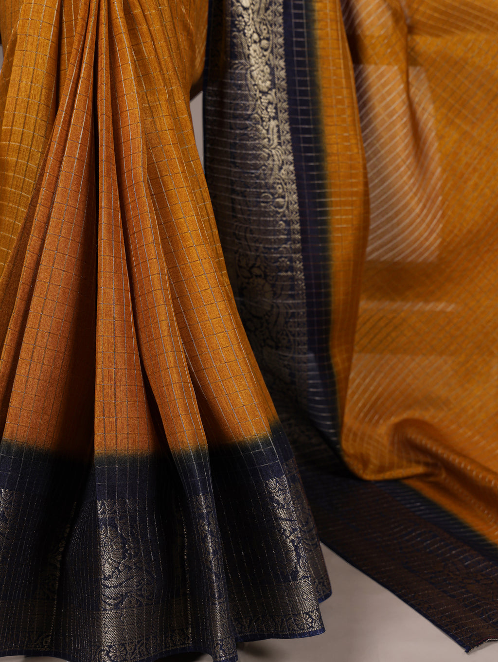 Dola Chex Zari Weaving Saree