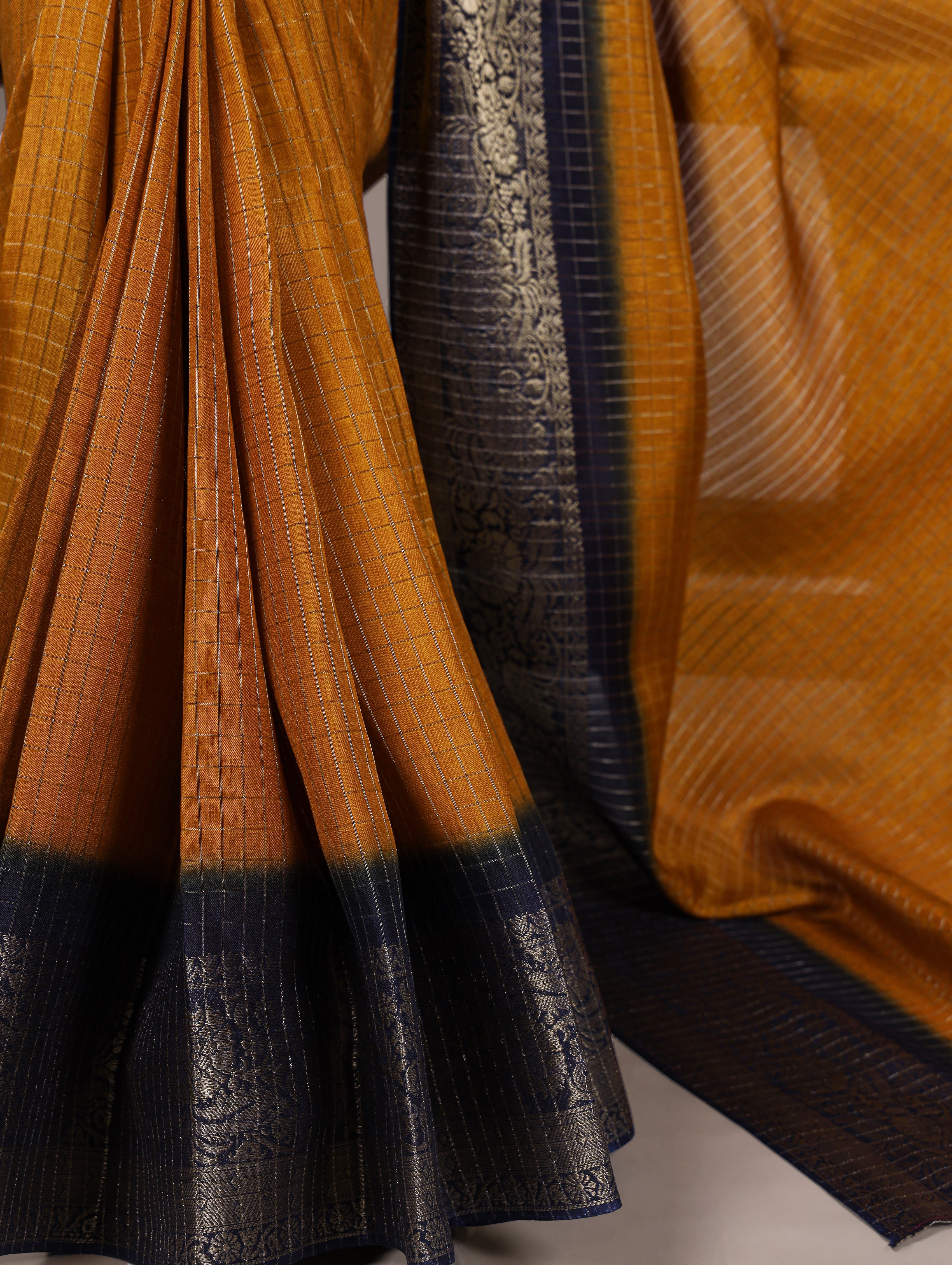 Dola Chex Zari Weaving Saree