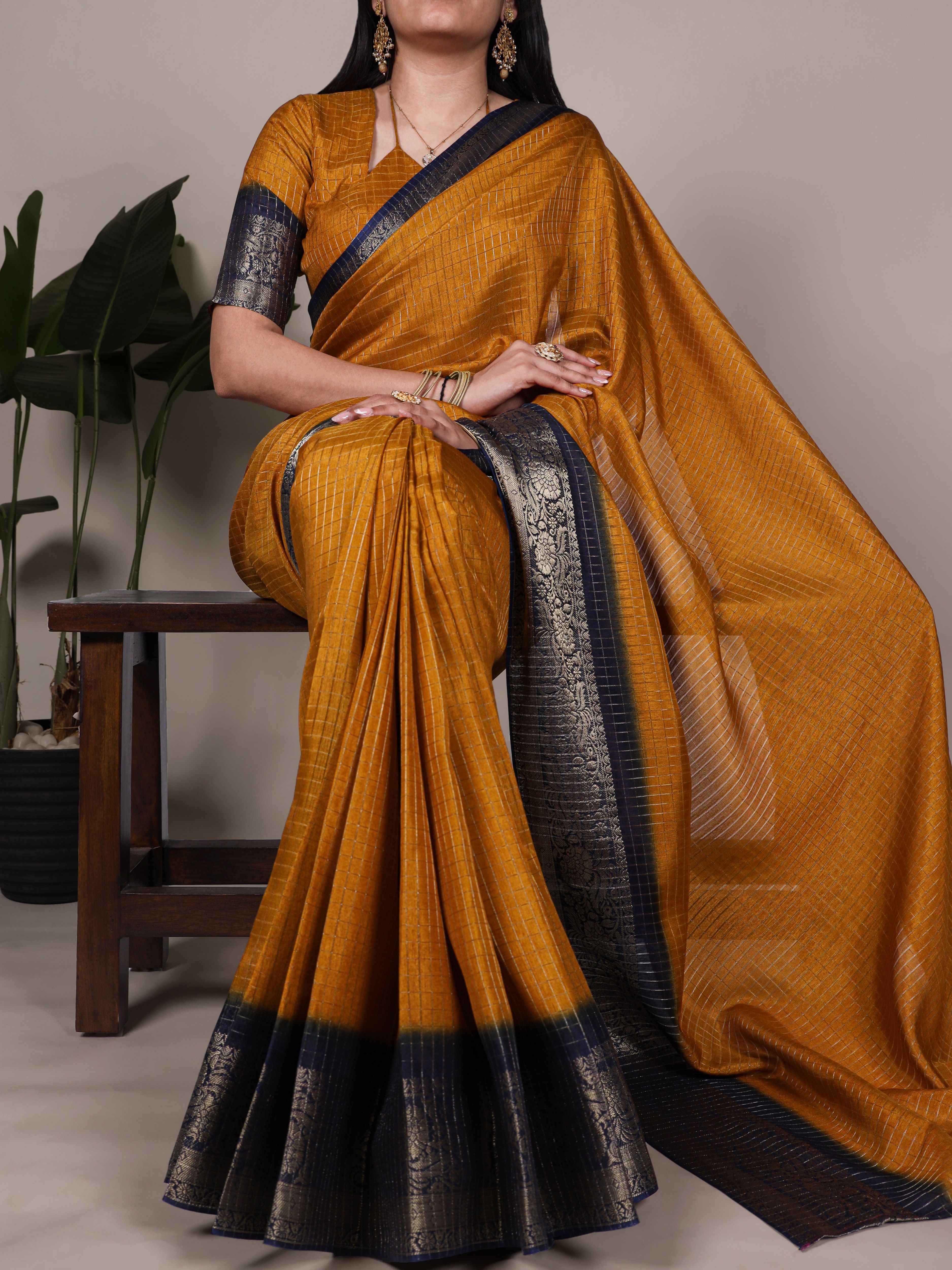 Dola Chex Zari Weaving Saree